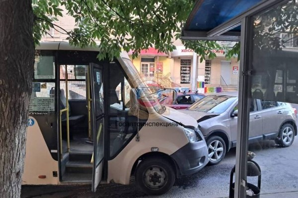 Водитель иномарки почувствовал себя плохо и устроил ДТП с маршруткой