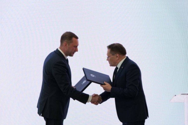 Роман Бусаргин в рамках ПМЭФ встретился с гендиректором ГК «Росатом» Алексеем Лихачевым Роман Бусаргин в рамках ПМЭФ встретился с гендиректором ГК «Росатом» Алексеем Лихачевым