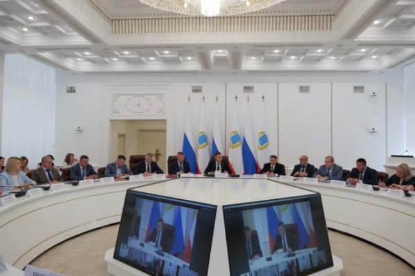 Роман Бусаргин провел постоянно действующее совещание с зампредами и министрами правительства области Роман Бусаргин провел постоянно действующее совещание с зампредами и министрами правительства области