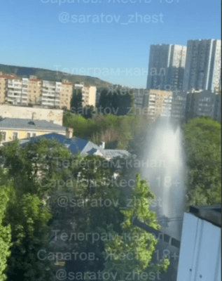 На Хользунова забил фонтан высотой несколько метров
На Хользунова забил фонтан высотой несколько метров