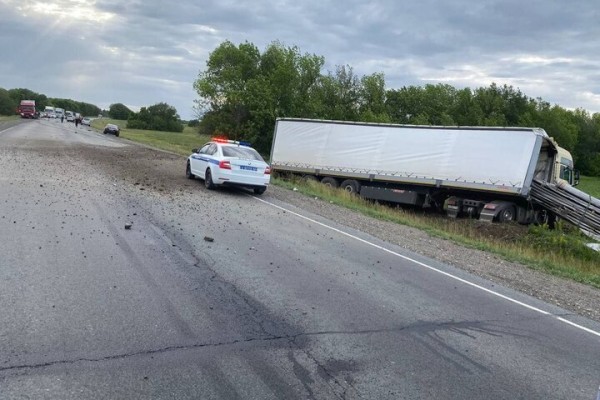 На трассе под Вольском фура столкнулась с легковушкой На трассе под Вольском фура столкнулась с легковушкой