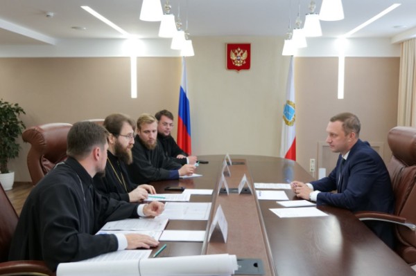 Губернатор Роман Бусаргин провел встречу с митрополитом Саратовским и Вольским Игнатием