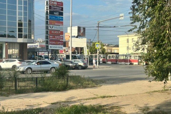 Из-за ДТП с автобусом в Саратове встали один трамвайный и два троллейбусных маршрута