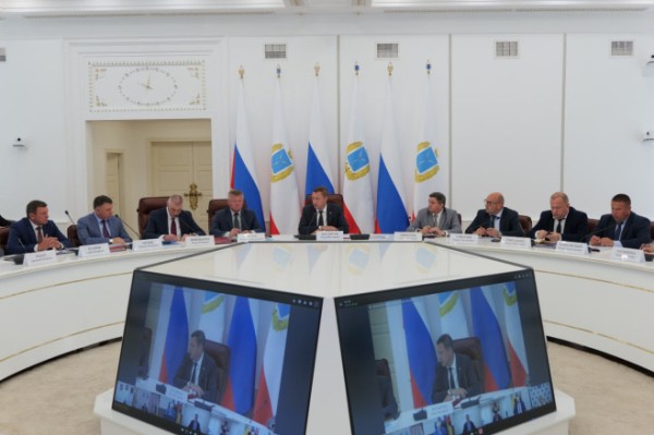 Губернатор провел постоянно действующее совещание с участием зампредов и министров Правительства области