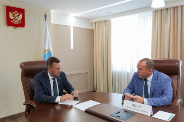 Роман Бусаргин обсудил основные направления развития Пугачевского района с главой муниципалитета Алексеем Яниным Роман Бусаргин обсудил основные направления развития Пугачевского района с главой муниципалитета Алексеем Яниным