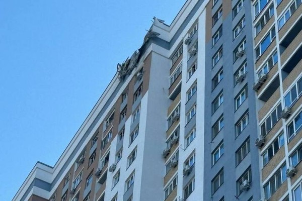 Атака БПЛА. В Энгельсе повреждена 25-этажка и машины, обошлось без пострадавших Атака БПЛА. В Энгельсе повреждена 25-этажка и машины, обошлось без пострадавших