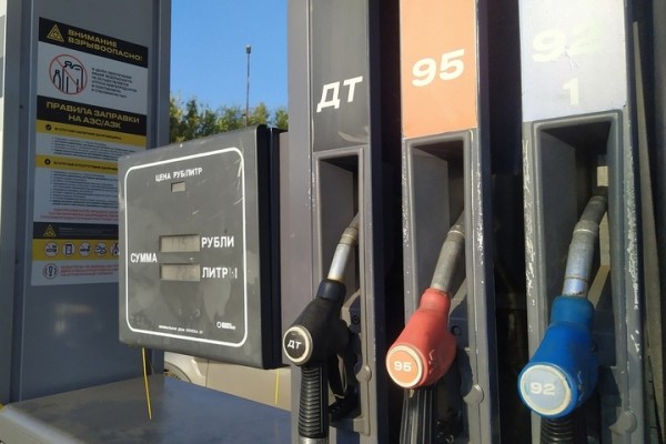 Второй скачок цен за месяц: один из видов бензина в Саратовской области за неделю подорожал на 1,42 рубля за литр