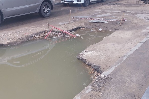 Коммунальные озера на Рахова угрожают автомобилистам и прохожим (фото) Коммунальные озера на Рахова угрожают автомобилистам и прохожим (фото)