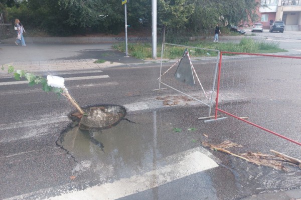 Коммунальные озера на Рахова угрожают автомобилистам и прохожим (фото) Коммунальные озера на Рахова угрожают автомобилистам и прохожим (фото)
