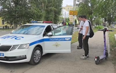 
В Энгельсе в ходе рейда госавтоинспекторы выявили нарушителей на электросамокатах 					