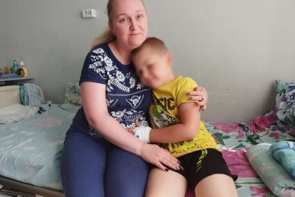 Стало известно о состоянии мальчиков, пострадавших при падении в люк и игре с оружием