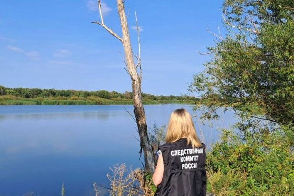 В пруду нашли тело немолодого мужчины: следователи выясняют причины его смерти