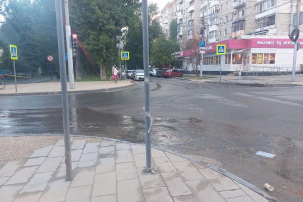 Коммунальные озера на Рахова угрожают автомобилистам и прохожим (фото) Коммунальные озера на Рахова угрожают автомобилистам и прохожим (фото)