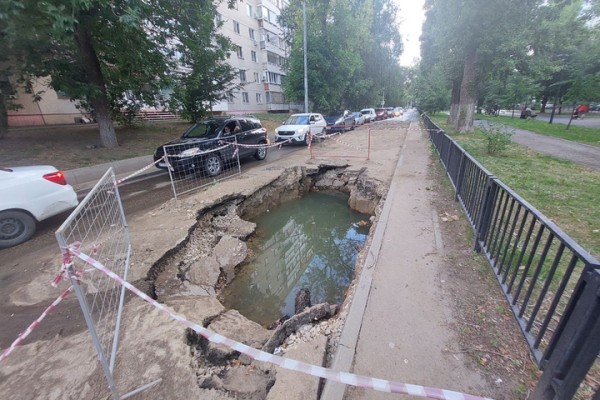 Коммунальные озера на Рахова угрожают автомобилистам и прохожим (фото) Коммунальные озера на Рахова угрожают автомобилистам и прохожим (фото)