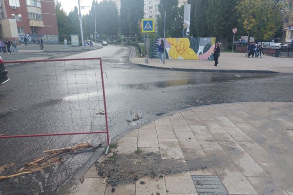 Коммунальные озера на Рахова угрожают автомобилистам и прохожим (фото) Коммунальные озера на Рахова угрожают автомобилистам и прохожим (фото)