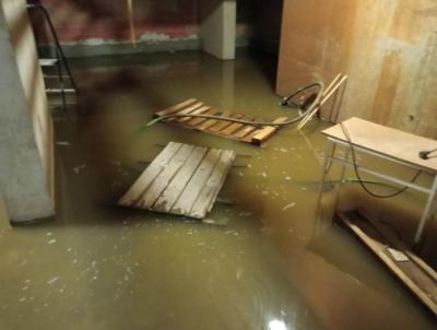 
В Саратове при ремонте дороги канализацию многоэтажки залили асфальтом					