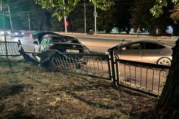 Четыре человека пострадали в столкновении иномарок на проспекте 50 лет Октября