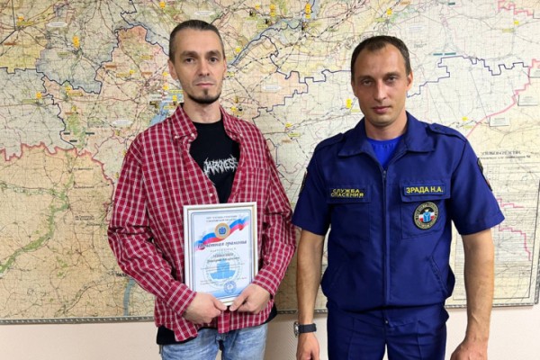 Мужчина залез с пятого этажа на восьмой, чтобы помочь ребёнку, который сидел на балконе Мужчина залез с пятого этажа на восьмой, чтобы помочь ребёнку, который сидел на балконе