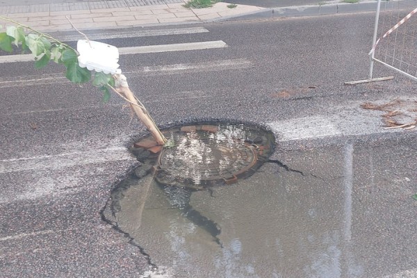 Коммунальные озера на Рахова угрожают автомобилистам и прохожим (фото) Коммунальные озера на Рахова угрожают автомобилистам и прохожим (фото)