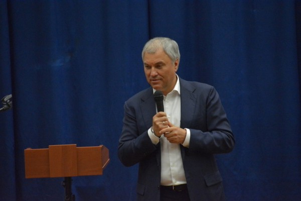 &laquo;Позорники&raquo;: Володин упрекнул саратовских чиновников за покупки стульев для новой школы в Красноярске и бордюров в соседних регионах