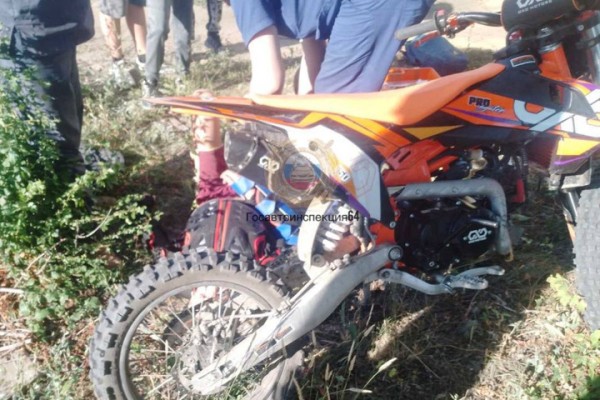 Подросток на питбайке врезался в дерево и попал в больницу Подросток на питбайке врезался в дерево и попал в больницу