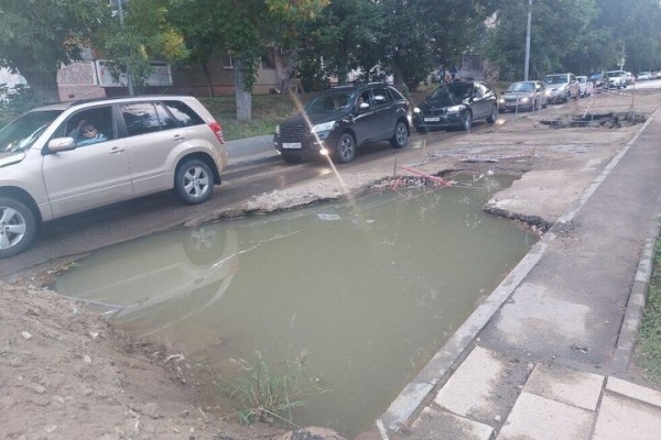 Коммунальные озера на Рахова угрожают автомобилистам и прохожим (фото) Коммунальные озера на Рахова угрожают автомобилистам и прохожим (фото)