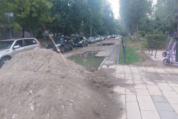 Коммунальные озера на Рахова угрожают автомобилистам и прохожим (фото) Коммунальные озера на Рахова угрожают автомобилистам и прохожим (фото)