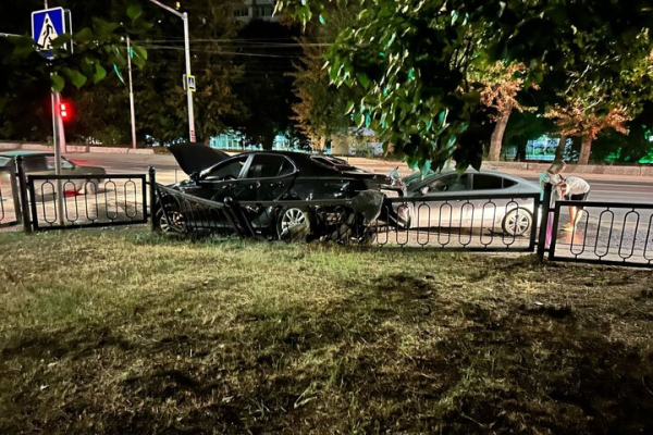 Четыре человека пострадали в столкновении иномарок на проспекте 50 лет Октября