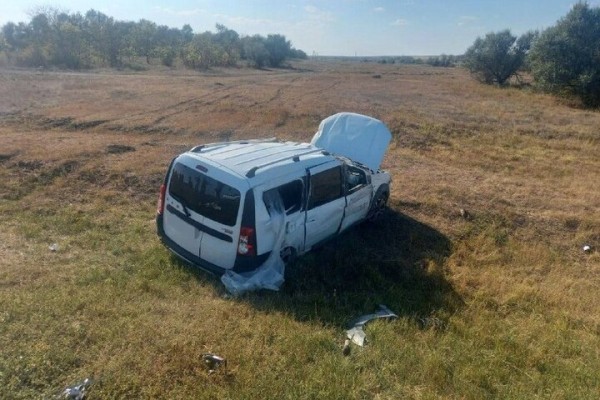 В столкновении двух отечественных легковушек на трассе пострадала женщина В столкновении двух отечественных легковушек на трассе пострадала женщина