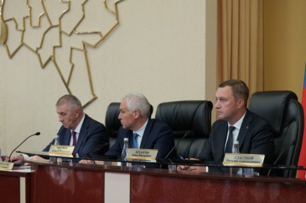 Роман Бусаргин поручил забирать на областной уровень крупные школы в районах 