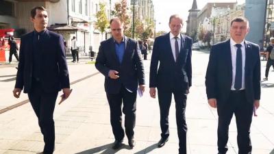 
Павел Сурков приказал отмыть на тротуарной плитке проспекта Столыпина неотмываемые пятна					