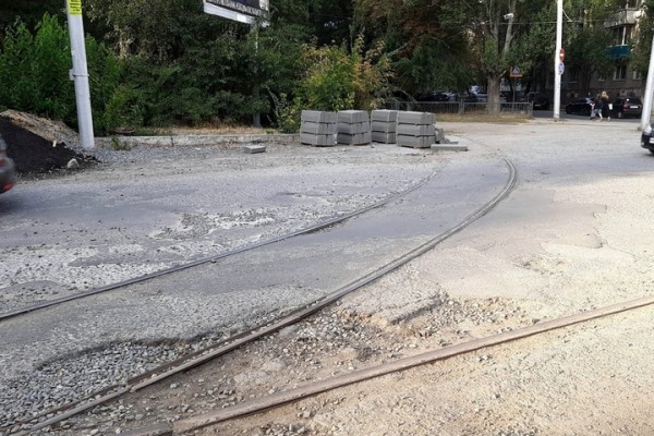 Старые рельсы у Детского парка. Жители недоумевают, как будет разворачиваться &laquo;скоростная&raquo; &laquo;девятка&raquo;