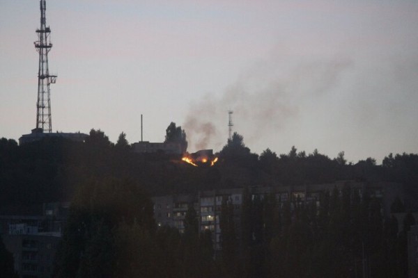 На Лысой горе возле телевышки в Саратове вспыхнул пожар