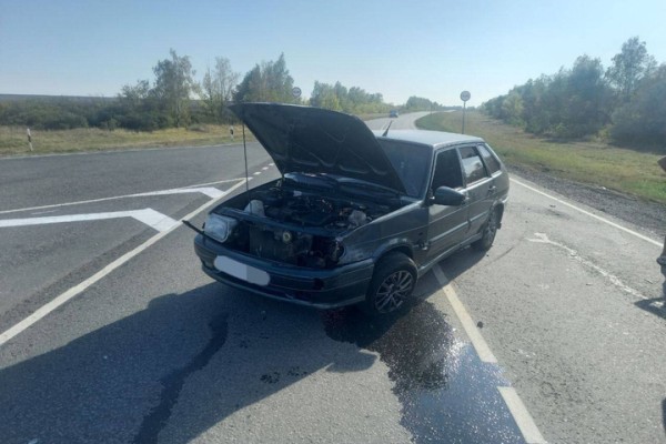 В столкновении двух отечественных легковушек на трассе пострадала женщина В столкновении двух отечественных легковушек на трассе пострадала женщина