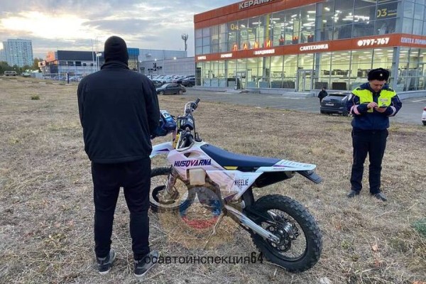 Несовершеннолетний юноша гонял на спортивном мотоцикле по оживленной трассе Несовершеннолетний юноша гонял на спортивном мотоцикле по оживленной трассе