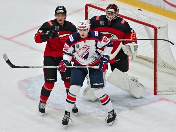 &laquo;Кристалл&raquo; в выездном матче уступил &laquo;Омским Крыльям&raquo;.