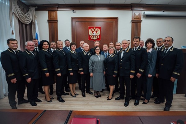 Фарисеи в галстуках, мантиях и погонах Фарисеи в галстуках, мантиях и погонах