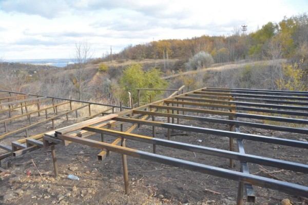 Реконструкция парка к 80-летию Победы. Деревьев всё меньше, &laquo;экотропа&raquo; не готова, зима близко