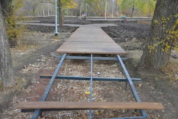 Реконструкция парка к 80-летию Победы. Деревьев всё меньше, &laquo;экотропа&raquo; не готова, зима близко