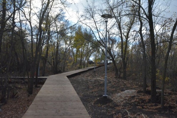 Реконструкция парка к 80-летию Победы. Деревьев всё меньше, &laquo;экотропа&raquo; не готова, зима близко