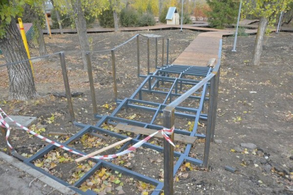 Реконструкция парка к 80-летию Победы. Деревьев всё меньше, &laquo;экотропа&raquo; не готова, зима близко