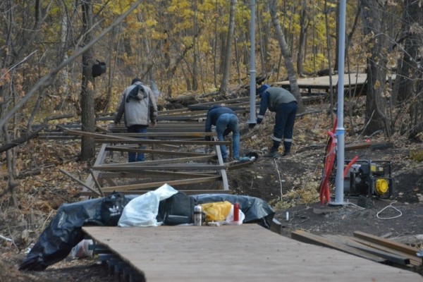 Реконструкция парка к 80-летию Победы. Деревьев всё меньше, &laquo;экотропа&raquo; не готова, зима близко