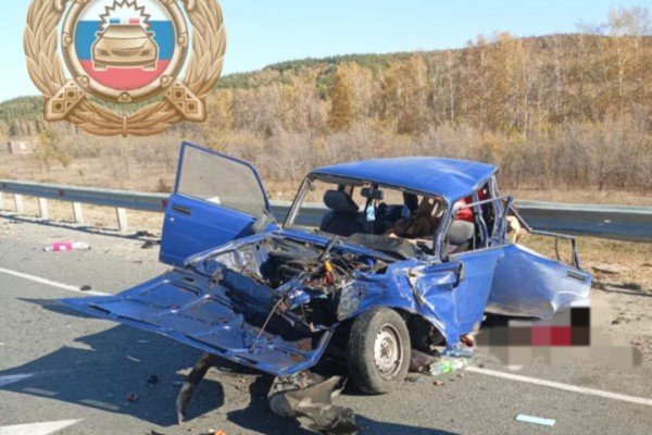 Под Хвалынском легковушка столкнулась с большегрузом: один человек погиб, еще один &mdash; в больнице