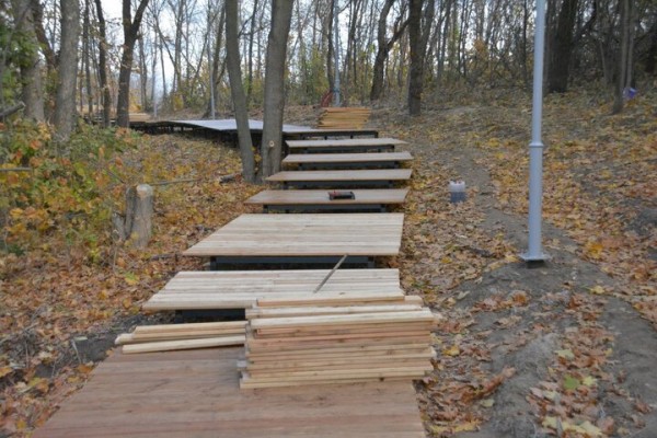 Реконструкция парка к 80-летию Победы. Деревьев всё меньше, &laquo;экотропа&raquo; не готова, зима близко