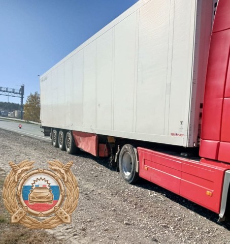 Под Хвалынском легковушка столкнулась с большегрузом: один человек погиб, еще один &mdash; в больнице