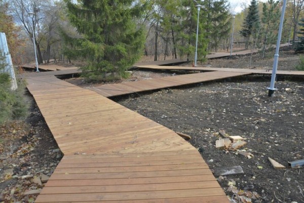 Реконструкция парка к 80-летию Победы. Деревьев всё меньше, &laquo;экотропа&raquo; не готова, зима близко