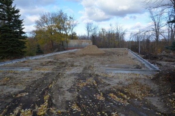 Реконструкция парка к 80-летию Победы. Деревьев всё меньше, &laquo;экотропа&raquo; не готова, зима близко