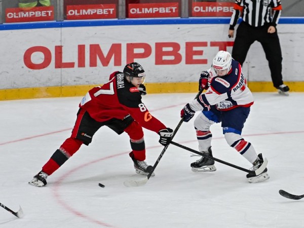 &laquo;Кристалл&raquo; в выездном матче уступил &laquo;Омским Крыльям&raquo;.