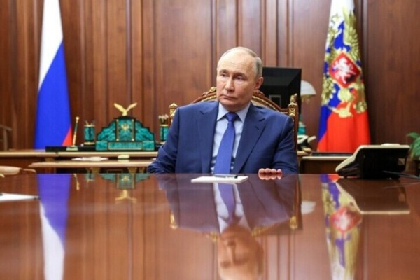 Укрепление института семьи и патриотическое воспитание: президент наградил трёх жителей Саратовской области