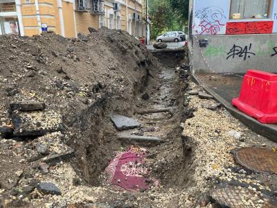 
"Ни проехать, ни пройти": коммунальщики своими раскопками заблокировали въезд во двор в центре Саратова					